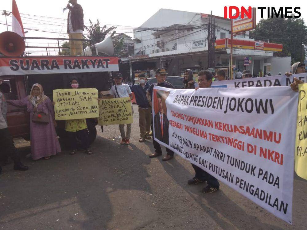 Ahli waris Tol Jatikarya gelar aksi di PN Bekasi. (IDN Times/Imam Faishal)