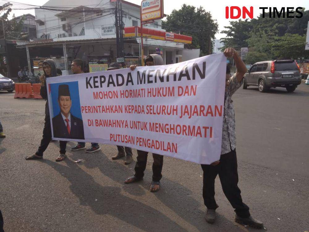Ahli waris Tol Jatikarya gelar aksi di PN Bekasi. (IDN Times/Imam Faishal)