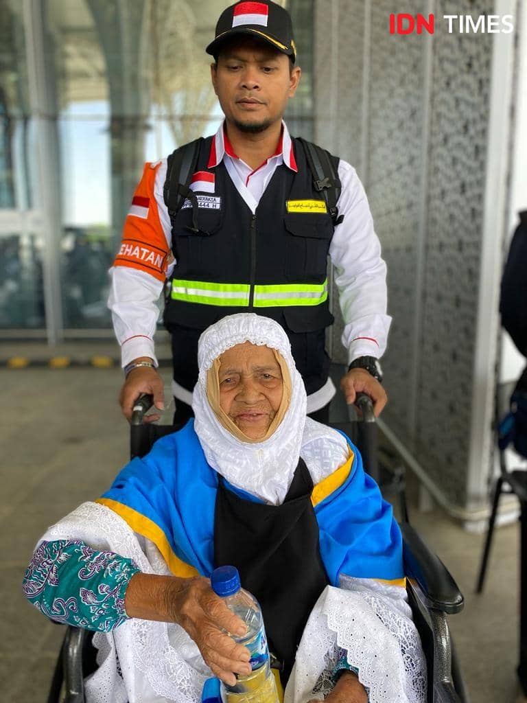 Jemaah haji lansia usia 92 tahun dari embarkasi Aceh (IDN Times/Sunariyah)