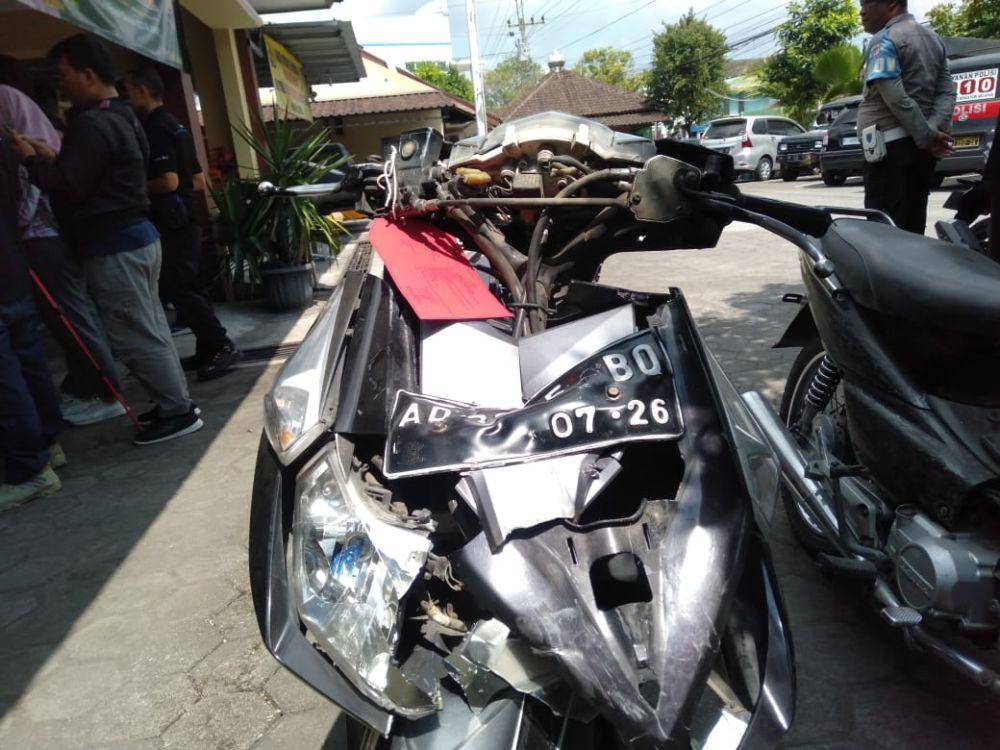 Motor milik pelaku rusak parah akibat terjatuh.(IDN Times/Daruwaskita)