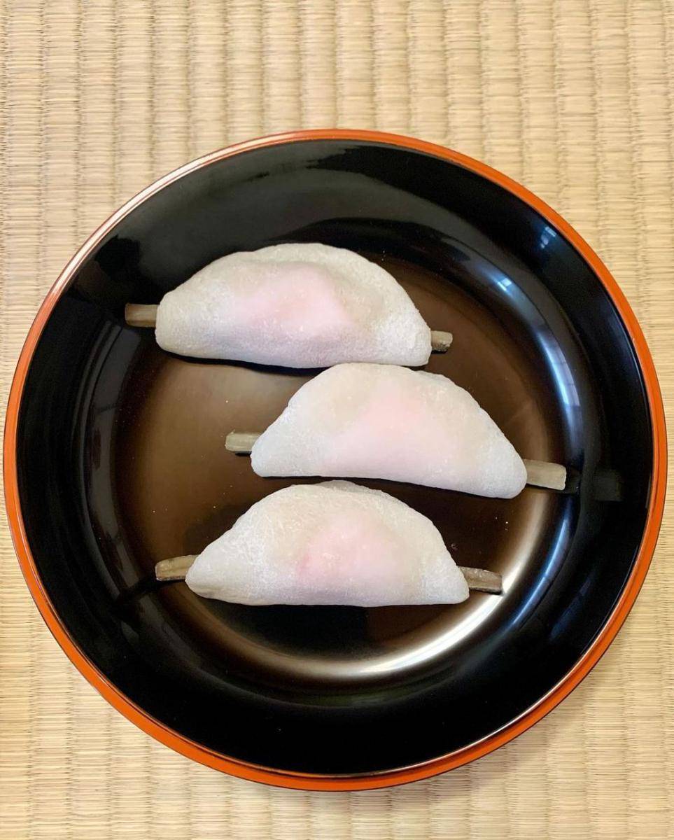Hanabira mochi (instagram.com/turningoffjapanese)