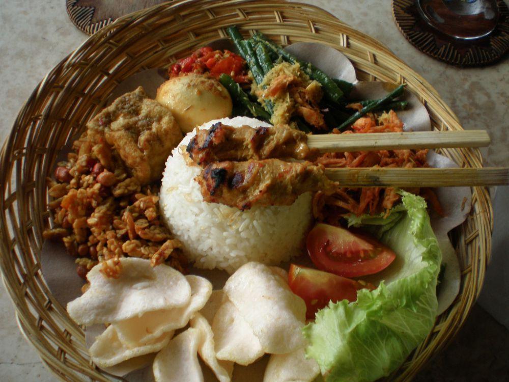 23 Makanan Khas Bali Paling Populer dan Enak
