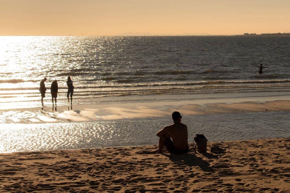 Potret wisatawan bersantai di Pantai 