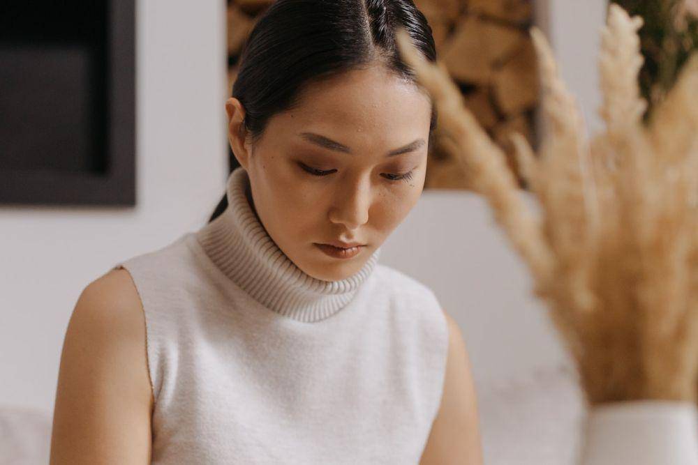 ilustrasi wanita memakai turtleneck (pexels.com/cottonbro studio)