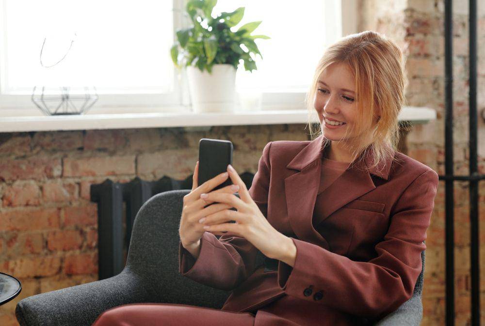 ilustrasi wanita memakai blazer (pexels.com/Diva Plavalaguna)