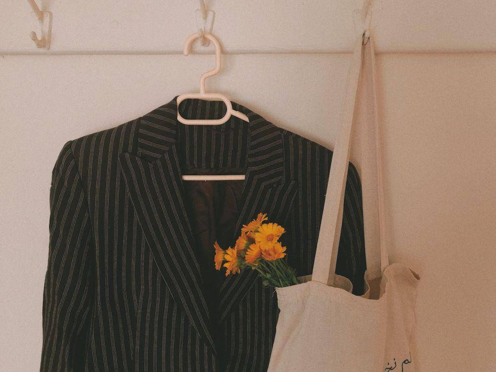 ilustrasi blazer yang tergantung (pexels.com/Zeynep Sena Açar)