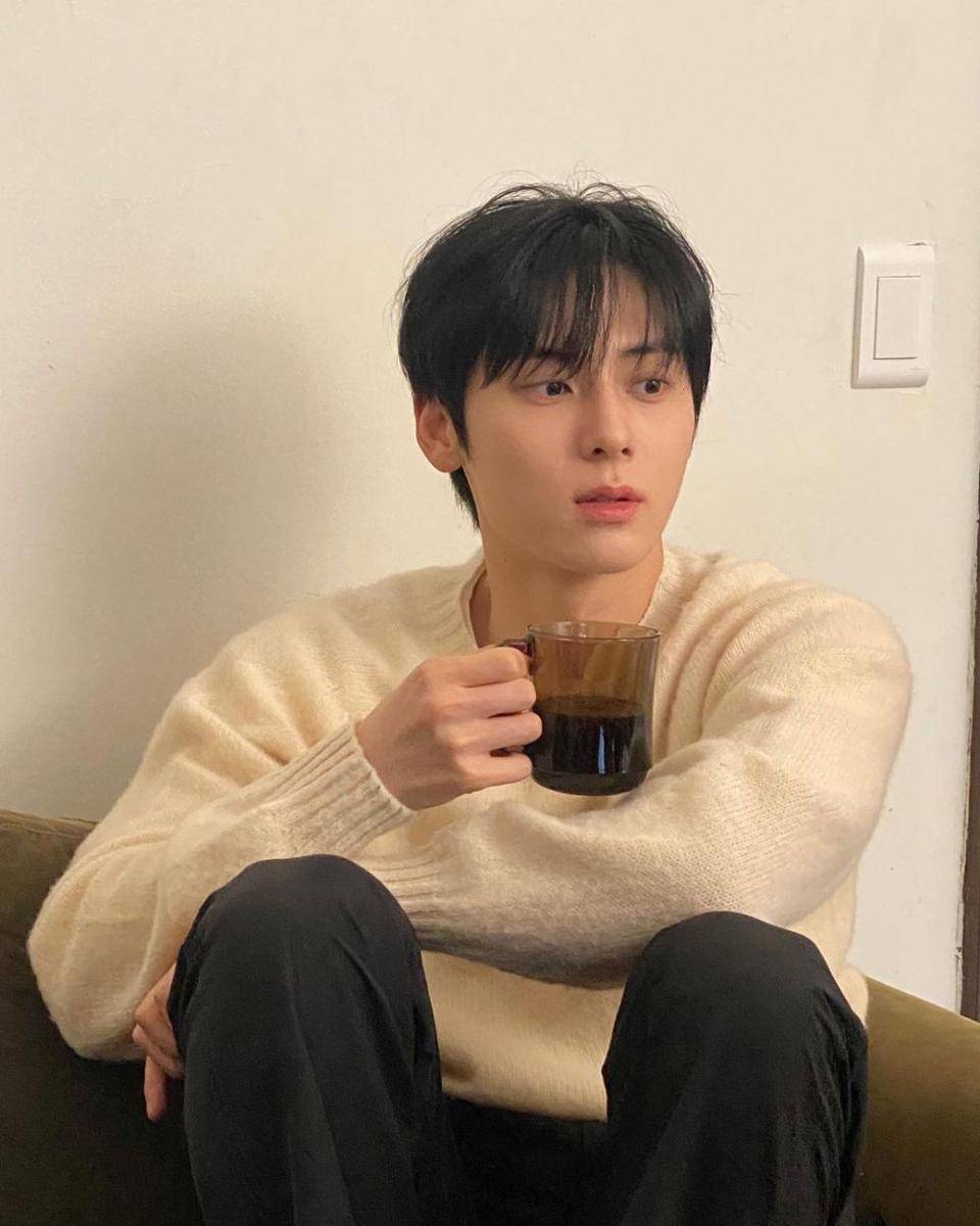 Hwang Min Hyun (instagram.com/optimushwang)