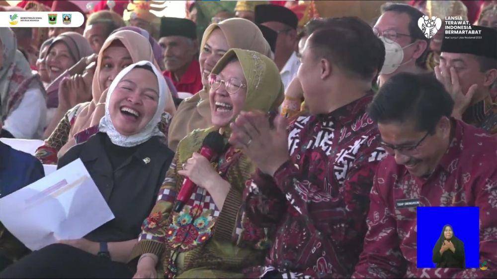 Menteri Tri Rismaharini dalam acara puncak Hari Lanjut Usia Nasional (HLUN) di Dharmasraya, Sumbar. (youtube.com/Kemensos RI)