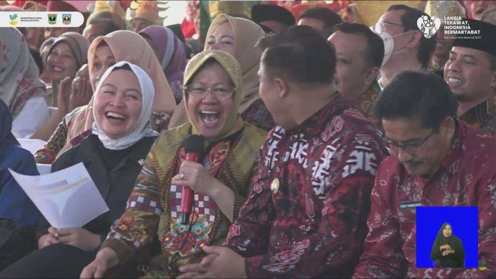 Menteri Tri Rismaharini dalam acara puncak Hari Lanjut Usia Nasional (HLUN) di Dharmasraya, Sumbar. (youtube.com/Kemensos RI)