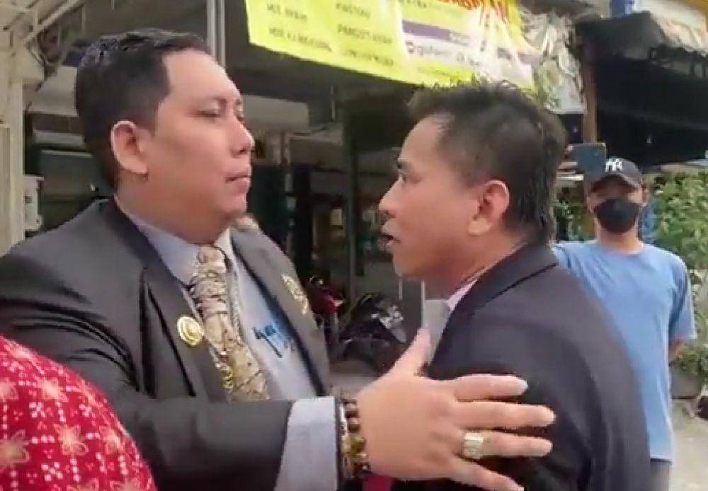 RT Pluit Riang Prasetya (kanan) saat cekcok dengan warga yang diduga pemilik ruko yang memakan bahu jalan. (twitter.com/PSI_Jakarta)