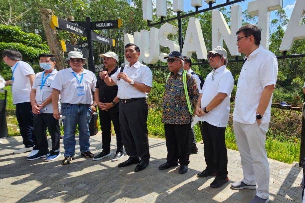 Menteri Koordinator Maritim dan Investasi Luhut Binsar Pandjaitan saat menerima kunjungan delegasi investasi Singapura di Titik Nol Nusantara. (dok. KBRI Singapura)