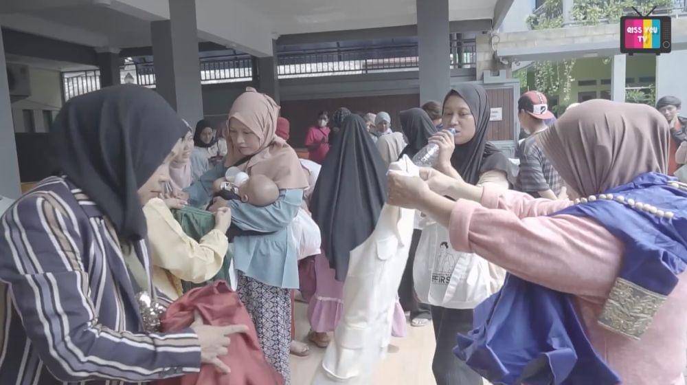 Ayu Ting Ting gelar bazar (YouTube.com/Qiss You TV)