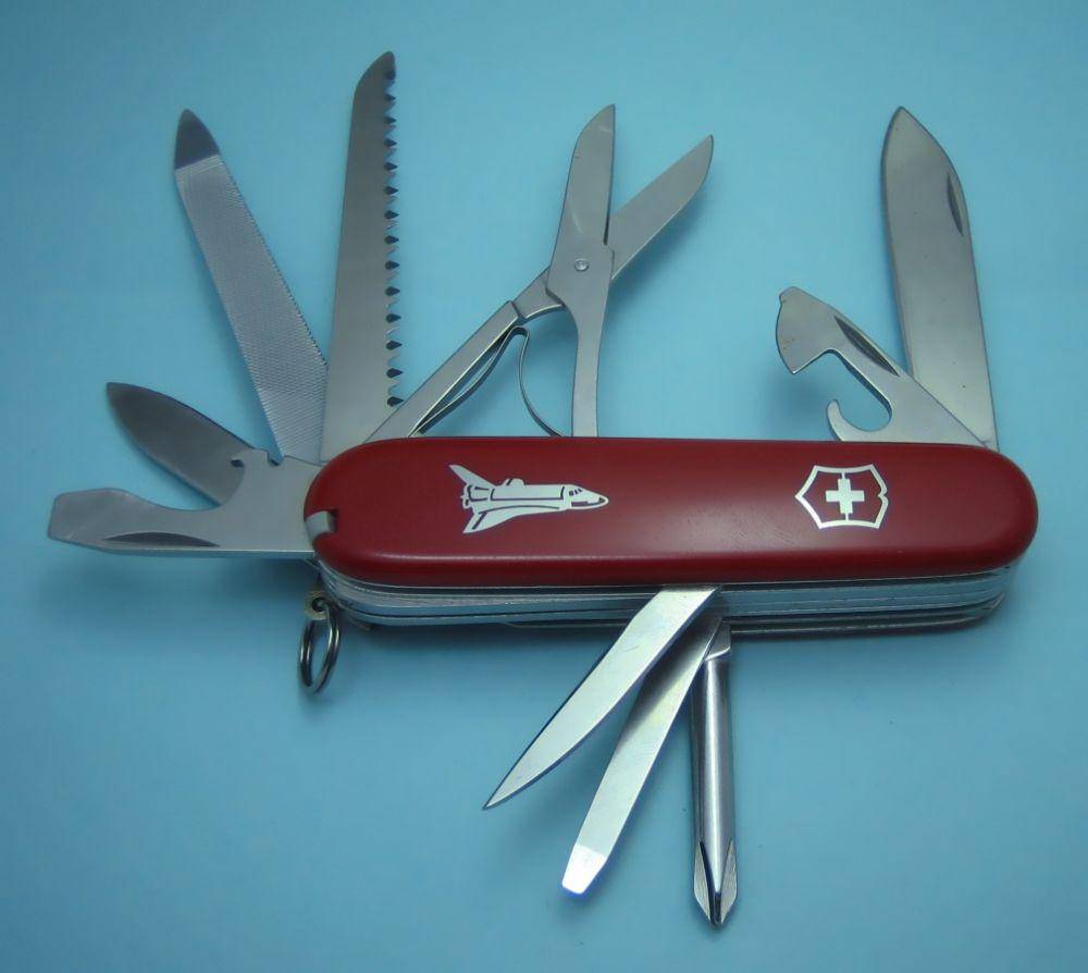 ilustrasi pisau lipat Swiss Army dari model Space Shuttle-Master Craftsman yang dibuat Victorinox untuk para astronaut NASA (sakwiki.com)