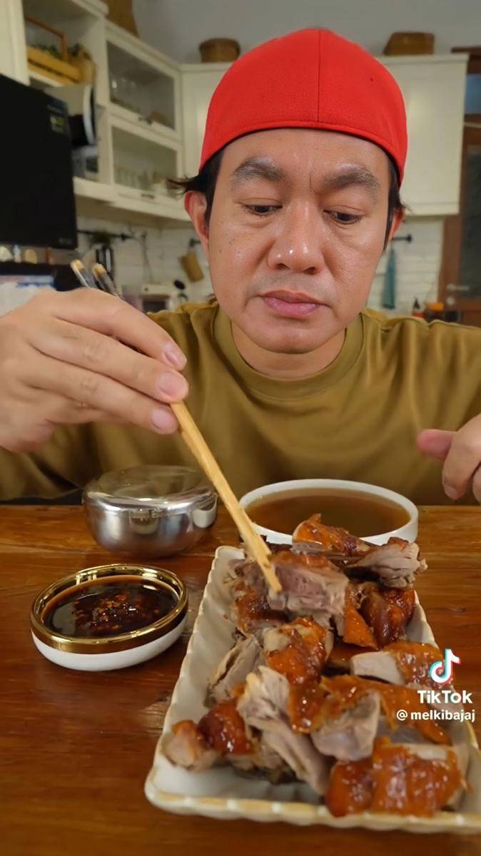 potret Melki Bajaj saat mukbang (tiktok.com/@melkibajaj)