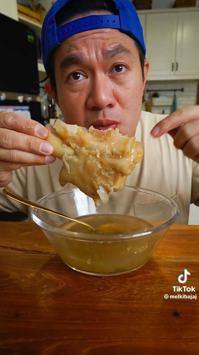 potret Melki Bajaj saat mukbang (tiktok.com/@melkibajaj)