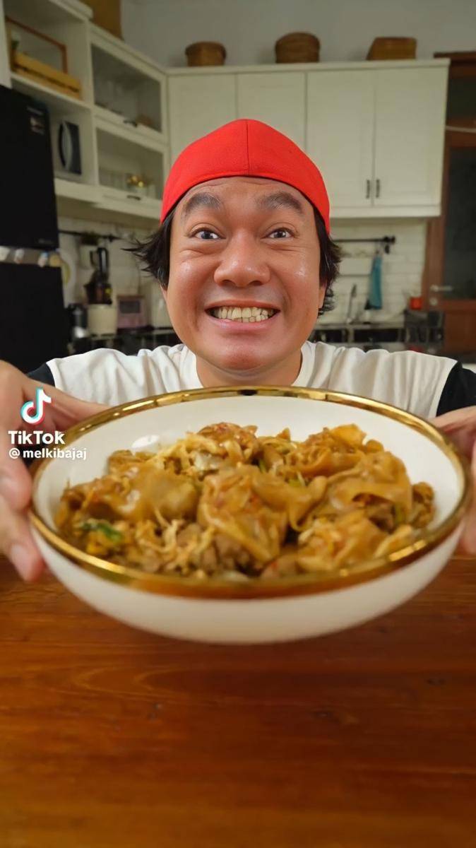 potret Melki Bajaj saat mukbang (tiktok.com/@melkibajaj)