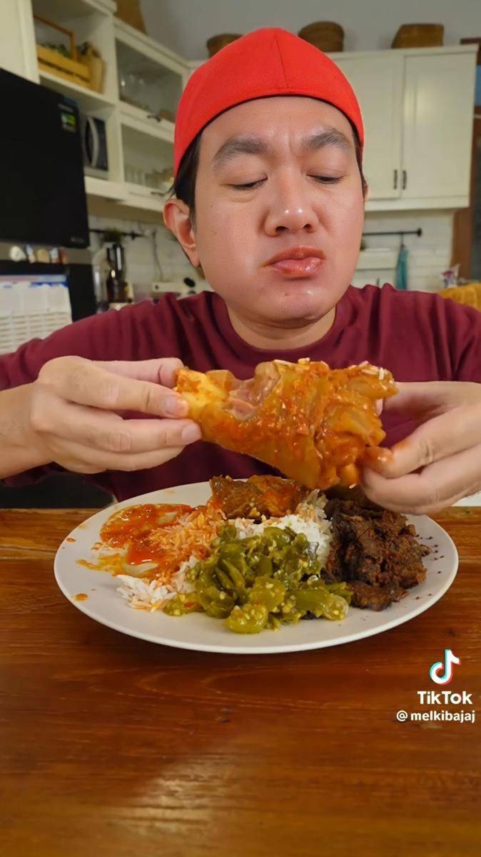 potret Melki Bajaj saat mukbang (tiktok.com/@melkibajaj)