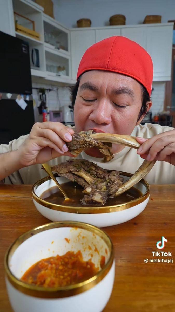potret Melki Bajaj saat mukbang (tiktok.com/@melkibajaj)