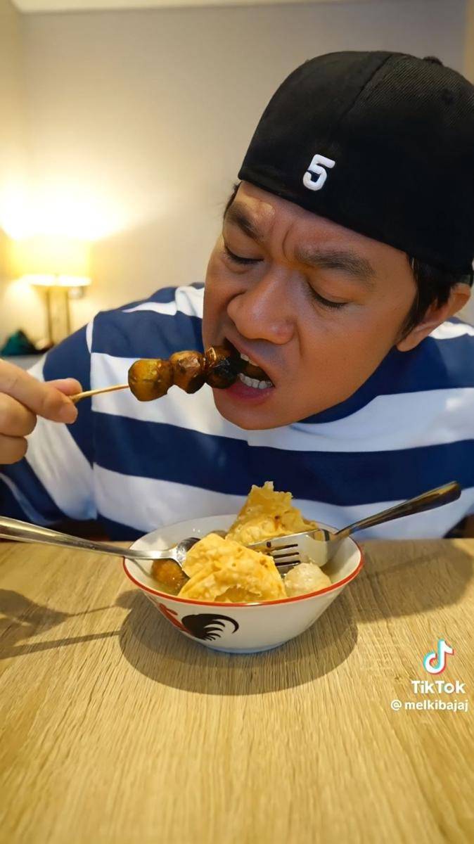 potret Melki Bajaj saat mukbang (tiktok.com/@melkibajaj)