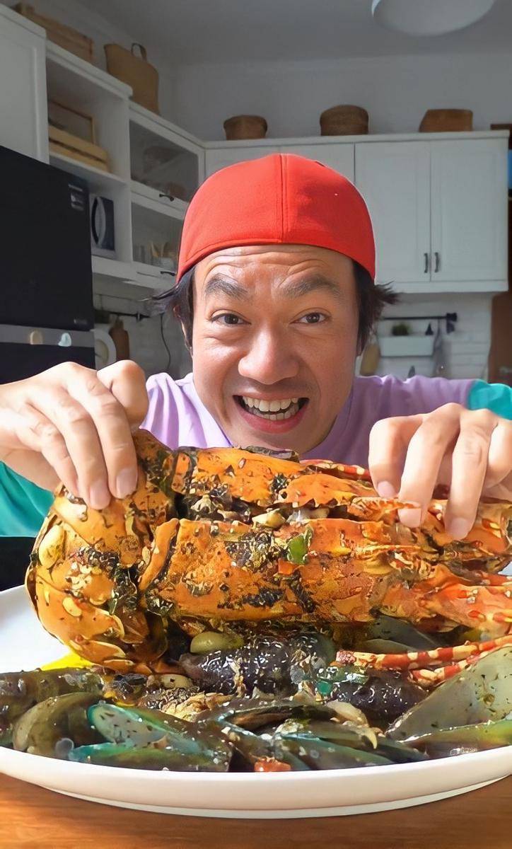 potret Melki Bajaj saat mukbang (tiktok.com/@melkibajaj)