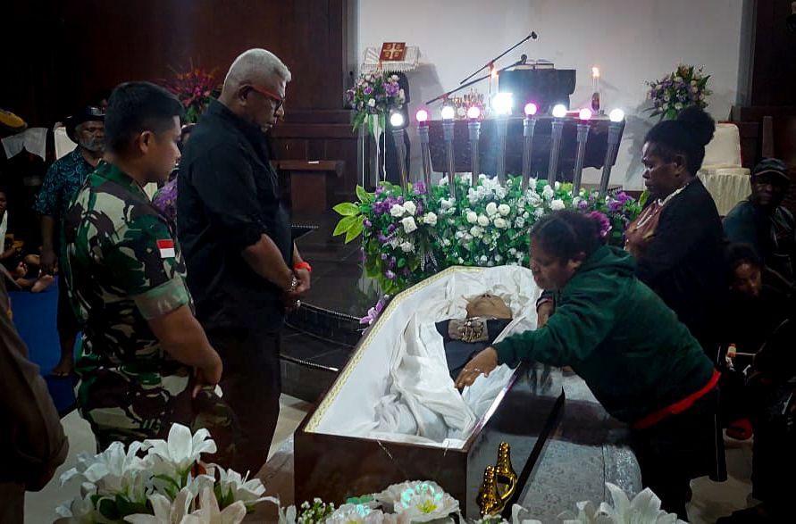 Tokoh Papua Tom Beanal Wafat, Plt Bupati Mimika Berduka