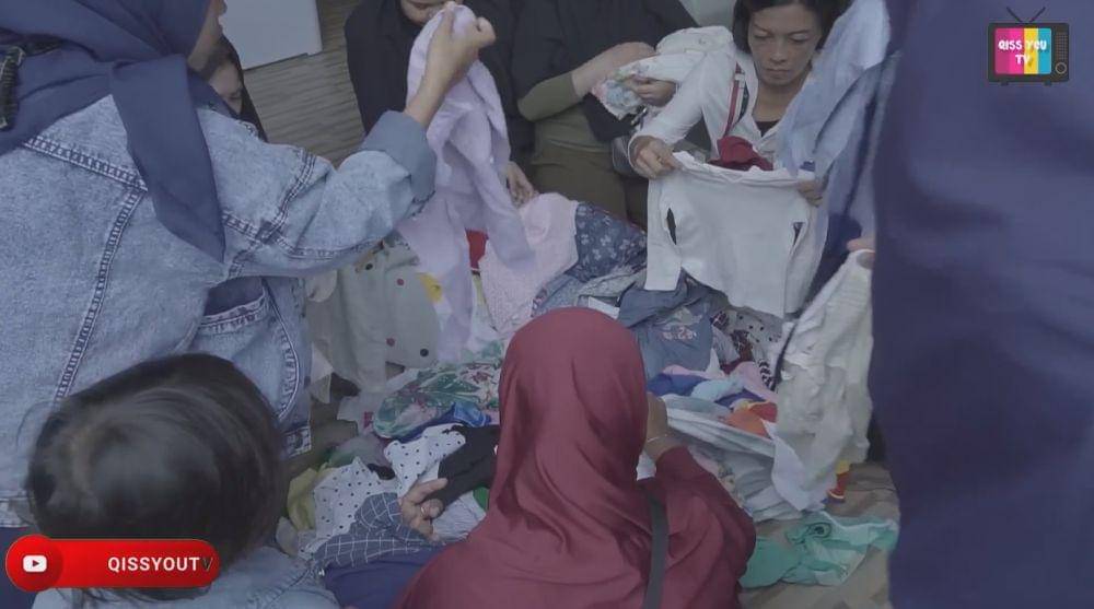 Ayu Ting Ting gelar bazar (YouTube.com/Qiss You TV)