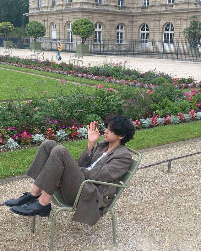 V BTS (instagram.com/thv)
