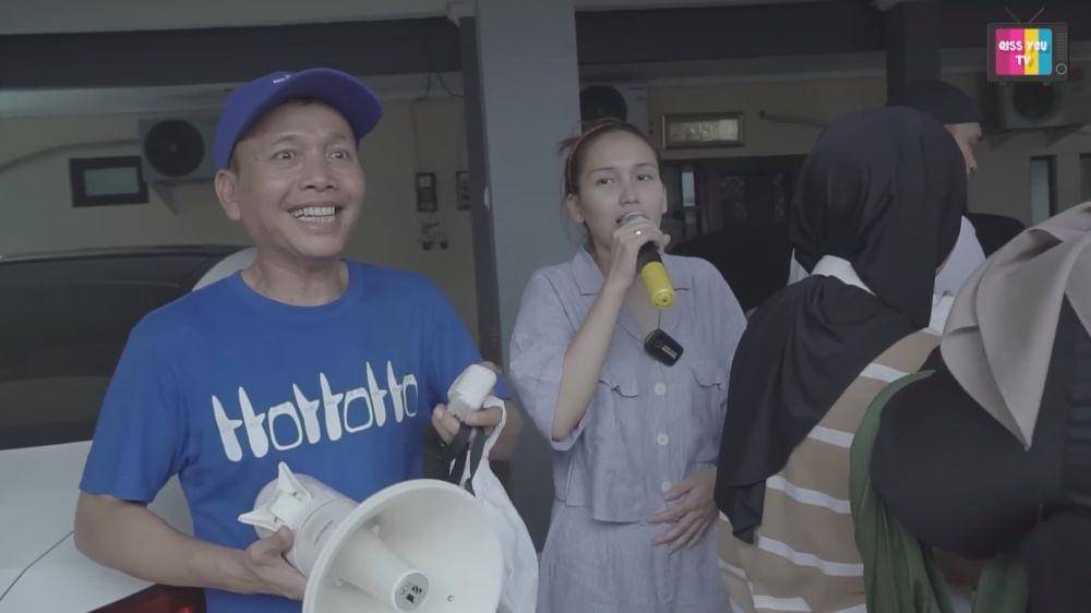 Ayu Ting Ting gelar bazar (YouTube.com/Qiss You TV)