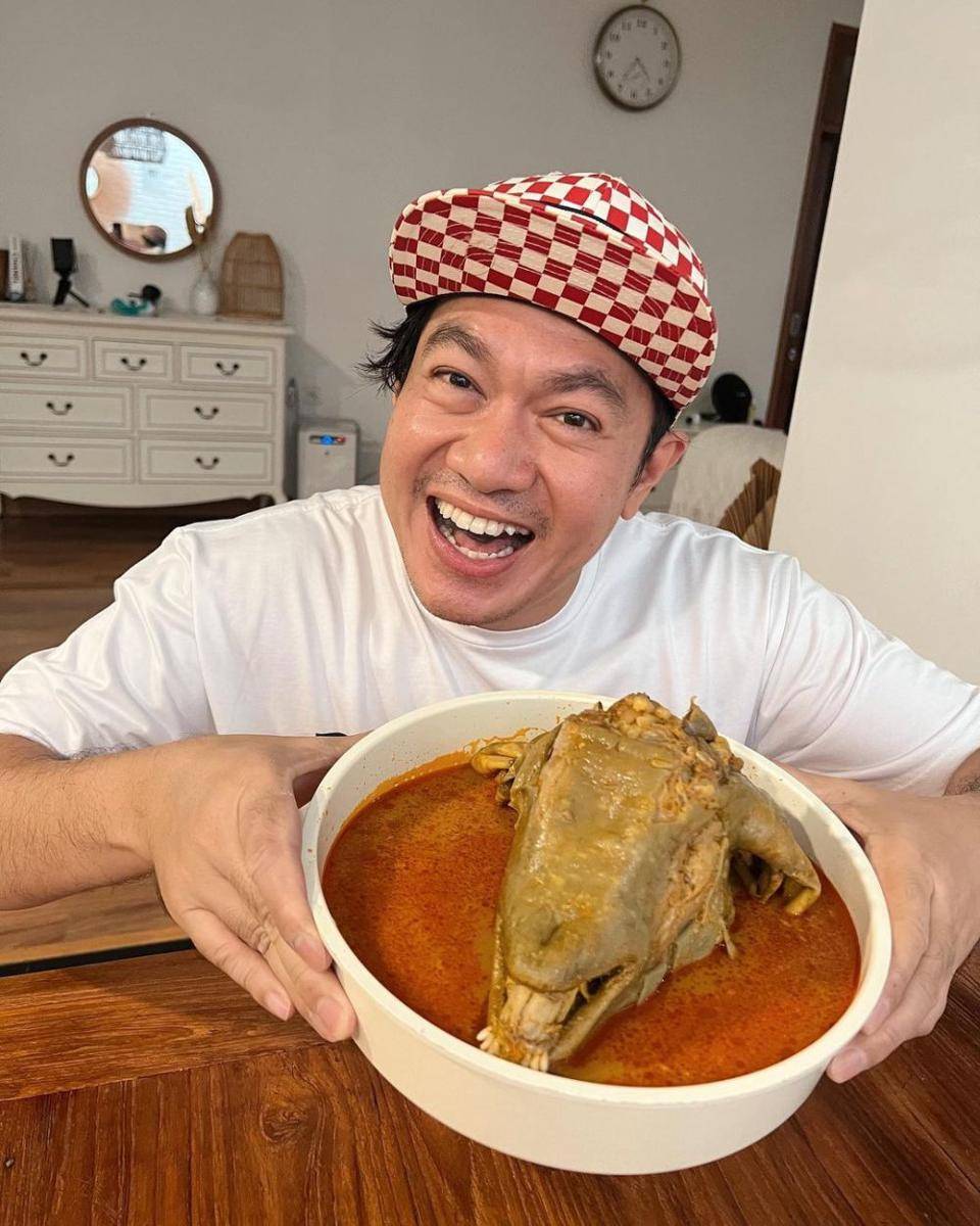 potret Melki Bajaj saat mukbang (instagram.com/melki.bajaj)