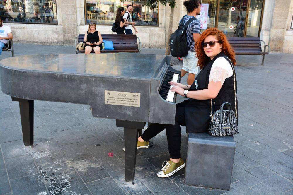 potret penempatan piano gak wajar (reddit.com/r/mildlyinteresting)