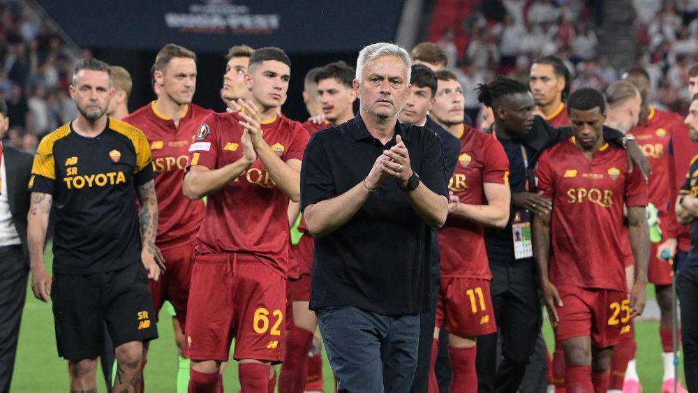 Skuad AS Roma setelah ditaklukkan Sevilla di final Liga Europa 2022/2023. (asroma.com)