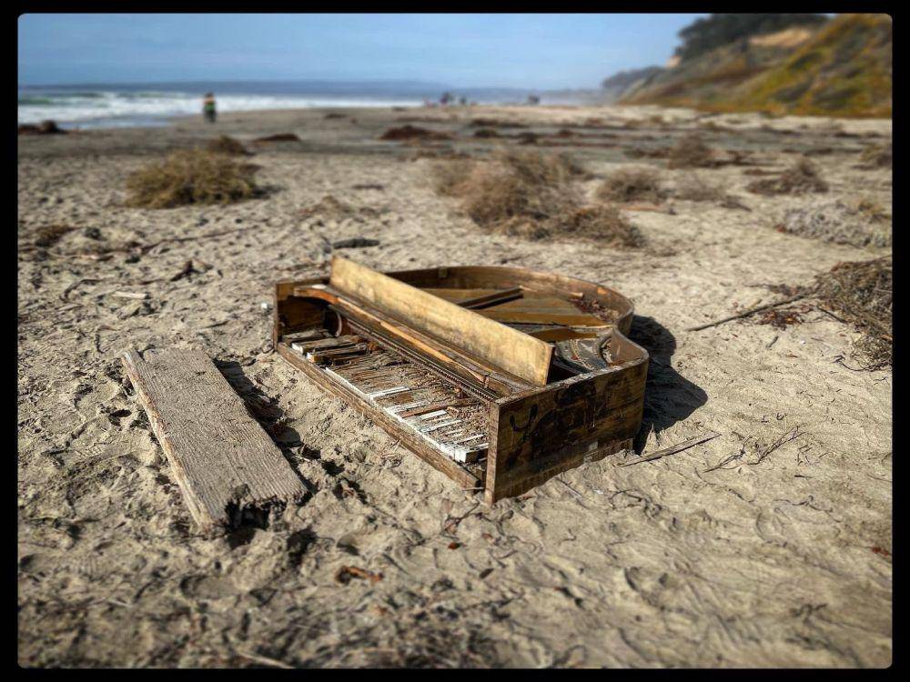 potret penempatan piano gak wajar (reddit.com/user/SurferinaNecktie)