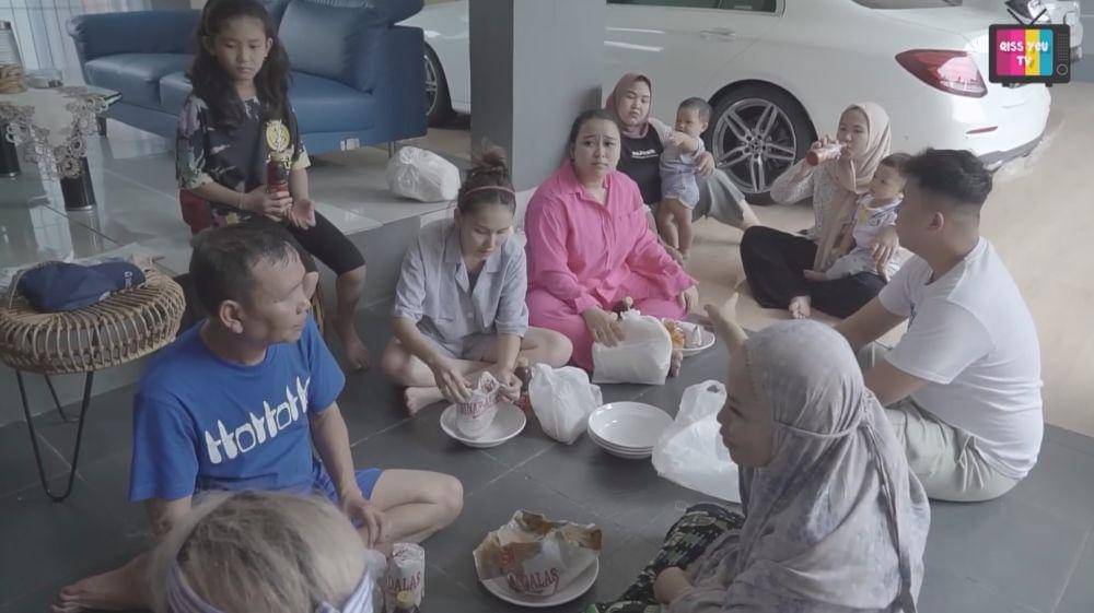 Ayu Ting Ting gelar bazar (YouTube.com/Qiss You TV)