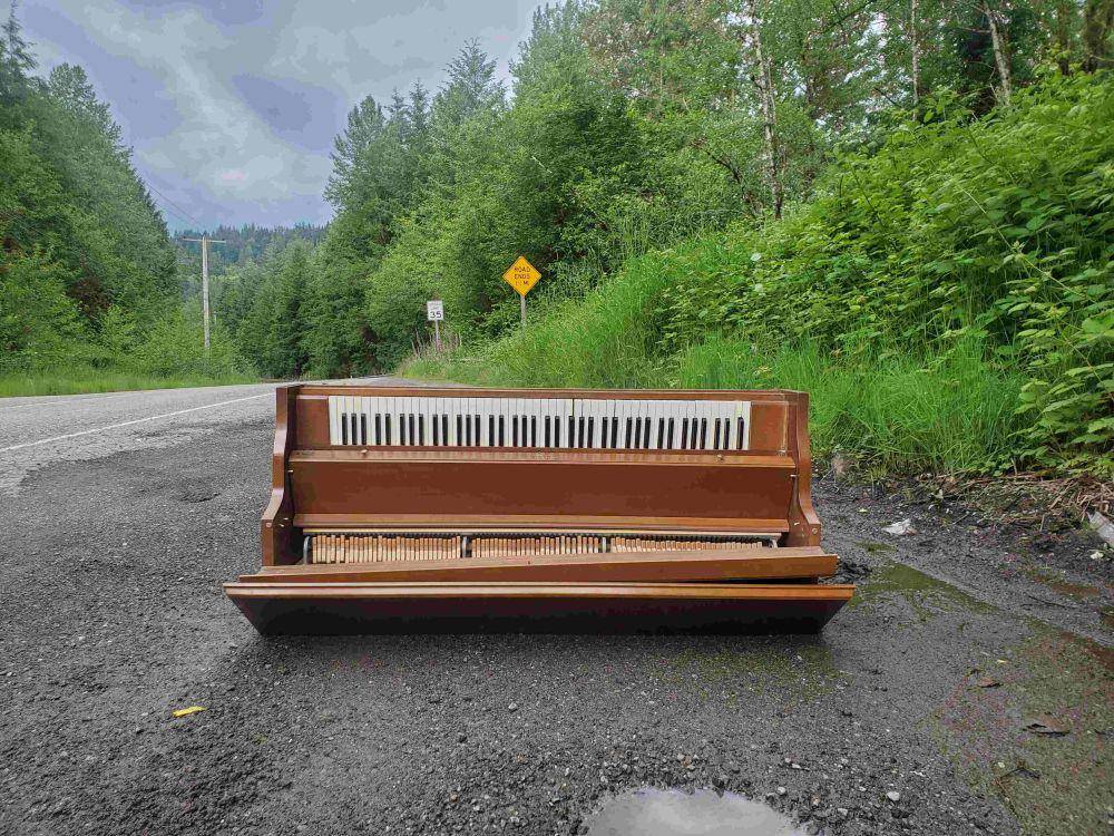 potret penempatan piano gak wajar (reddit.com/user/KarmaKarmaKombucha)