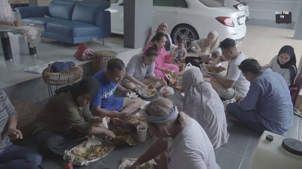 Ayu Ting Ting gelar bazar (YouTube.com/Qiss You TV)