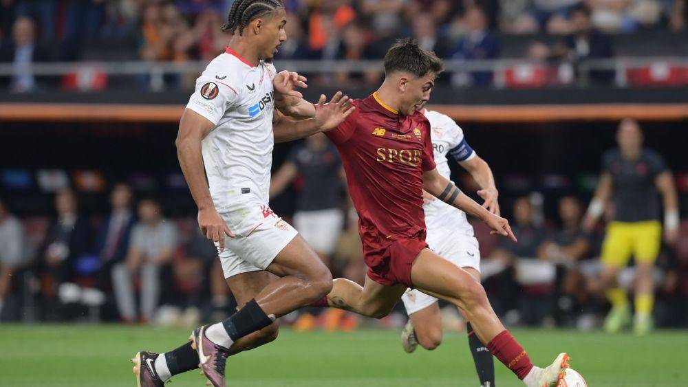 Paulo Dybala melakukan percobaan saat membela AS Roma melawan Sevilla di Liga Europa 2022/2023. (asroma.com)