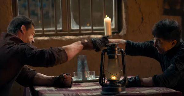 Chris dan Luo Feng membenturkan tinju ( Dok. XYZ Films / Hidden Strike )