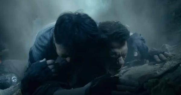 Luo Feng menindih Chris karena jatuh ( Dok. XYZ Films / Hidden Strike )