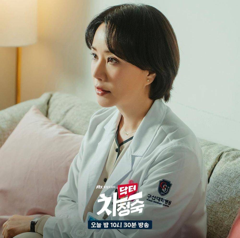 Uhm Jung Hwa di drama Doctor Cha (instagram.com/jtbcdrama)