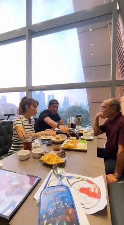 potret Ayu Dewi rayakan ulang tahun sang ayah (instagram.com/mrsayudewi)