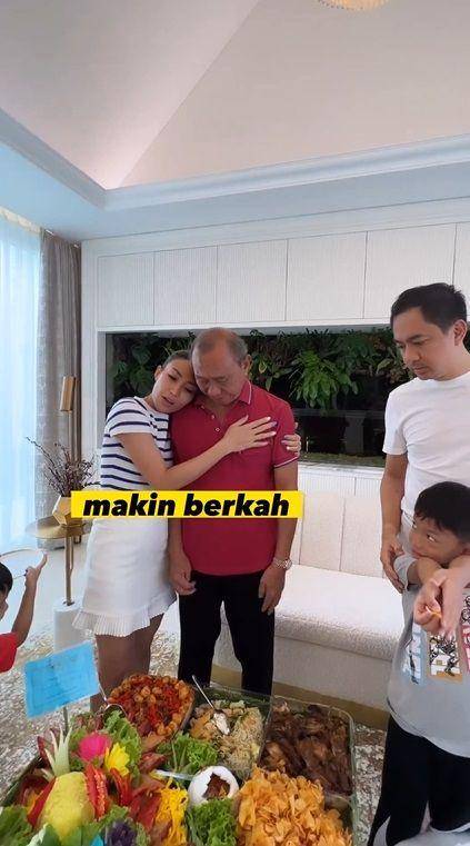 potret Ayu Dewi rayakan ulang tahun sang ayah (instagram.com/mrsayudewi)