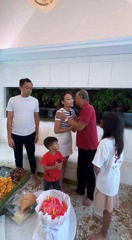 potret Ayu Dewi rayakan ulang tahun sang ayah (instagram.com/mrsayudewi)