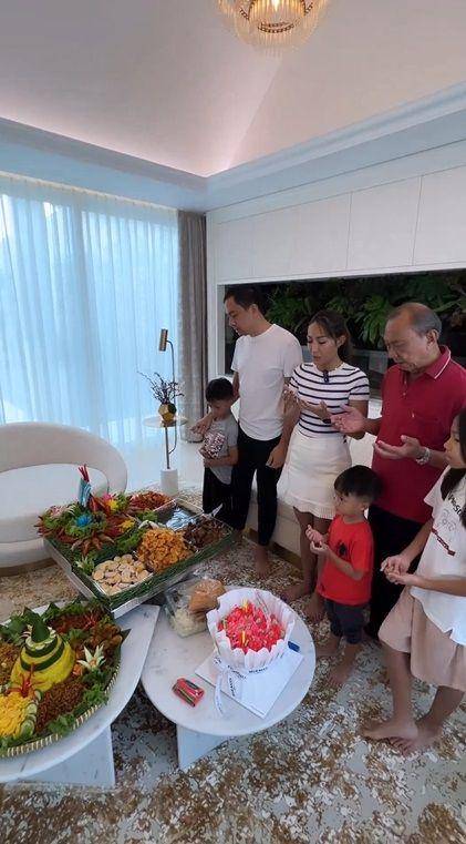 potret Ayu Dewi rayakan ulang tahun sang ayah (instagram.com/mrsayudewi)