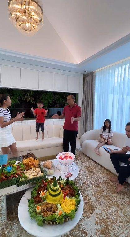 potret Ayu Dewi rayakan ulang tahun sang ayah (instagram.com/mrsayudewi)