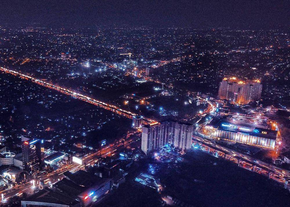 ilustrasi suasana Bekasi di malam hari (wikimedia.org/Garybhaztara)