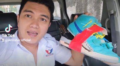 potret Aldi Taher sol sepatu yang jebol saat konser (instgaram.com/alditaher.official)