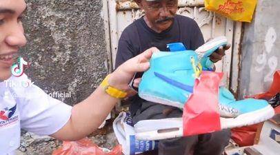 potret Aldi Taher sol sepatu yang jebol saat konser (instgaram.com/alditaher.official)