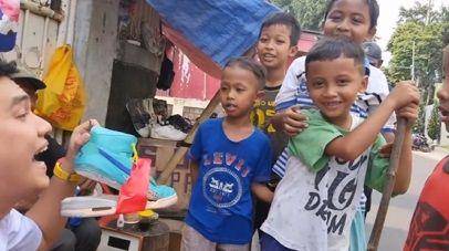 potret Aldi Taher sol sepatu yang jebol saat konser (instgaram.com/alditaher.official)