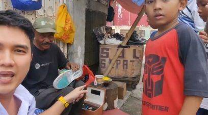 potret Aldi Taher sol sepatu yang jebol saat konser (instgaram.com/alditaher.official)