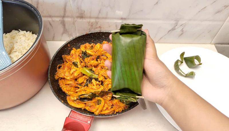 gambar proses memasak nasi bakar (youtube.com/Dapur Ike)